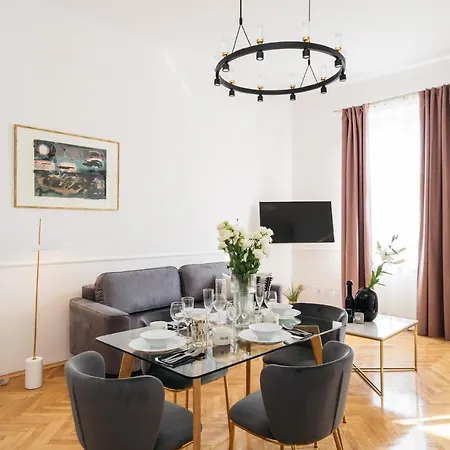 Luna - Loftaffair * クラクフ